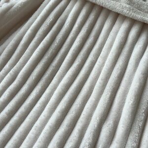 Off White Ribbed Super Plush Short Hooded Robe Size M LC Lauren Conrad